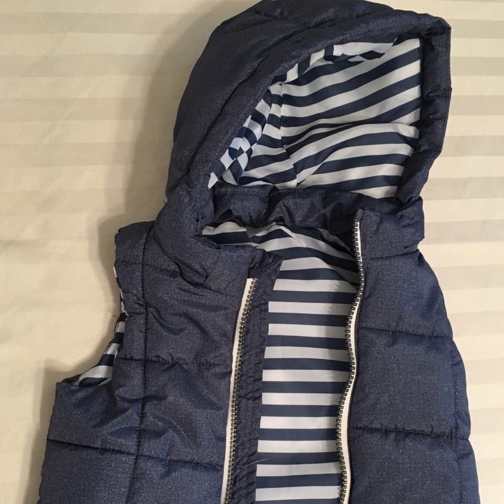 Blue puffer vest with removable hood 4-6m
